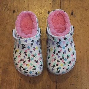 NWOT Fuzzy Lined Star Print Wonder Nation Crocs 13